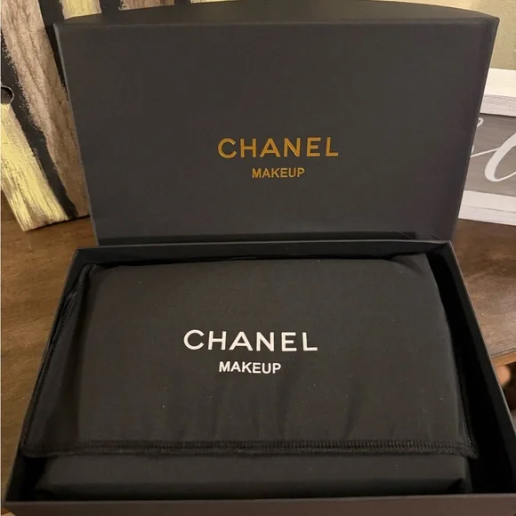 CHANEL/MAKEUP Quilted Makeup Pouch - Picture 3 of 5
